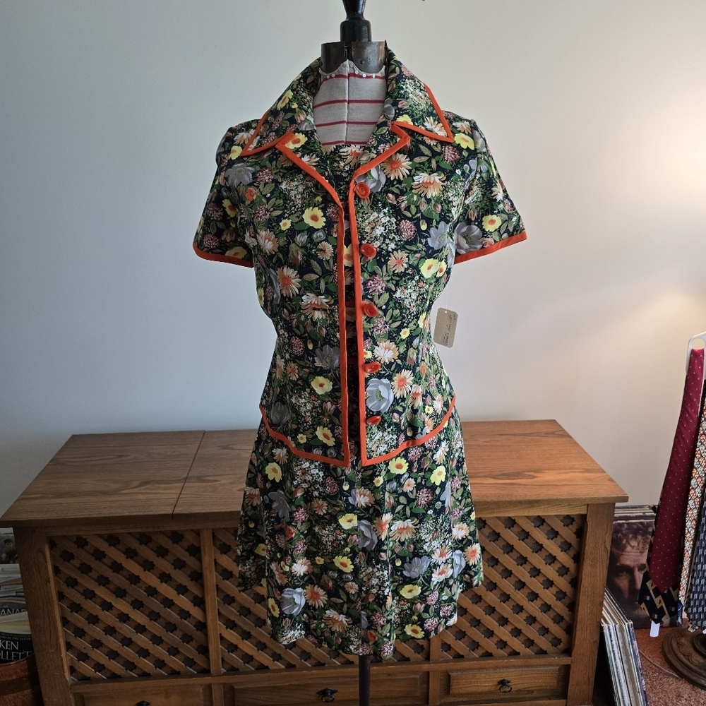 1970s Vintage Tailor Made Floral Print Jacket & Dress with Orange Accents​​ - Picture 2 of 12